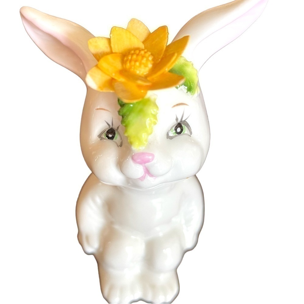 𝅺SCHMID sitting bunny with flower, ceramic, vintage, just adorable